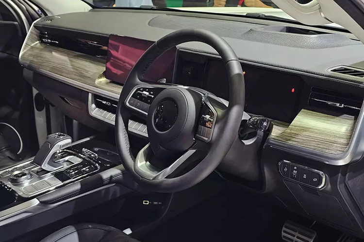 Khi người dùng ấn nhẹ vào nút này, cửa sẽ mở sang ngang. Nếu muốn cửa mở xuống thì ấn giữ lâu hơn. Ngoài ra, bên trong thùng sau còn có ngăn chứa đồ giấu kín để cất những vật dụng nhỏ như đèn pin.