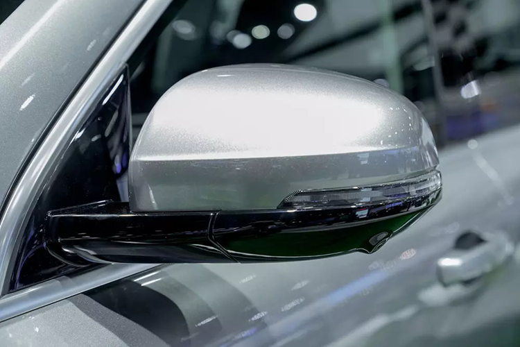 Ở phía sau là hàng ghế thứ hai với lưng ghế có thể ngả 33 độ, cửa gió điều hòa riêng và bệ tì tay.