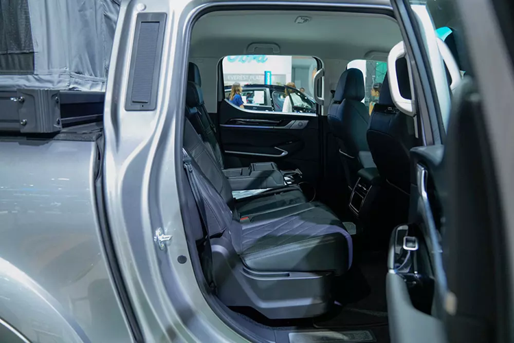 Bên trong mẫu xe này là nội thất 5 chỗ với ghế bọc da, ghế lái chỉnh điện 8 hướng, ghế phụ lái chỉnh điện 4 hướng, ghế có tính năng làm mát/massage, bảng đồng hồ kỹ thuật số, màn hình cảm ứng trung tâm 12,3 inch và hệ thống âm thanh Infinity 10 loa.