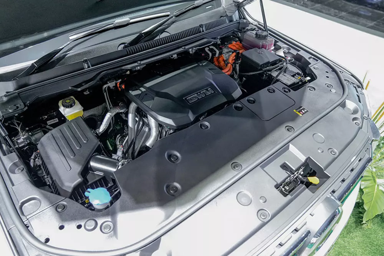 Điểm nhấn đáng chú ý nhất của mẫu xe bán tải Poer Sahar HEV chính là động cơ bên dưới nắp ca-pô. Theo đó, mẫu xe này được trang bị động cơ hybrid tiết kiệm xăng thay vì máy dầu như truyền thống. Đây đồng thời cũng là mẫu xe bán tải dùng động cơ hybrid đầu tiên tại thị trường Thái Lan.