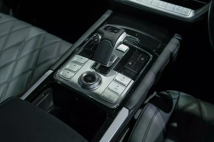 Nếu như ngoại thất của Poer Sahar HEV không quá nổi bật thì nội thất lại tạo cảm giác sang trọng hơn một số đối thủ cùng phân khúc nhờ được trang bị mặt táp-lô dùng chung với Tank 500.