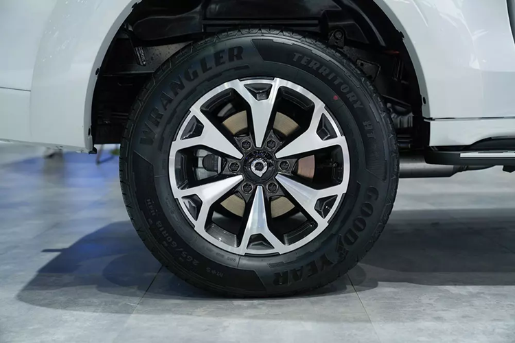 Không chỉ có kích thước lớn, mẫu xe bán tải Trung Quốc này còn được trang bị cửa thùng hàng độc đáo, chia thành 2 cánh. Cửa này có thể mở theo 2 cách là ngả xuống như truyền thống và mở sang ngang. Nút bấm để mở cửa thùng sau được giấu bên trong logo của hãng.