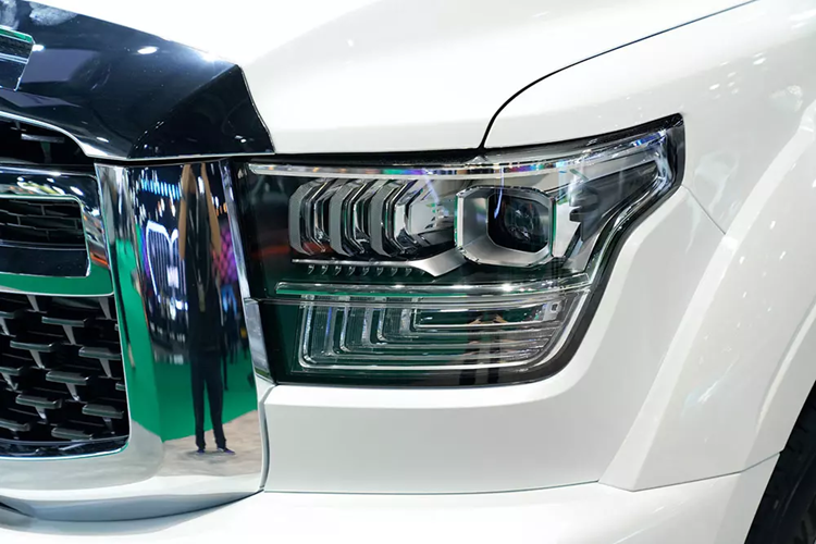 Tuy nằm cùng phân khúc xe bán tải hạng trung với Ford Ranger và Toyota Hilux nhưng Poer Sahar HEV có kích thước lớn hơn nhiều. Theo đó, xe sở hữu kích thước dài x rộng lần lượt là 5.445 x 1.991 mm và chiều dài cơ sở 3.350 mm. So với Toyota Hilux, xe dài hơn 120 mm trong khi chiều dài cơ sở nhỉnh hơn 265 mm.