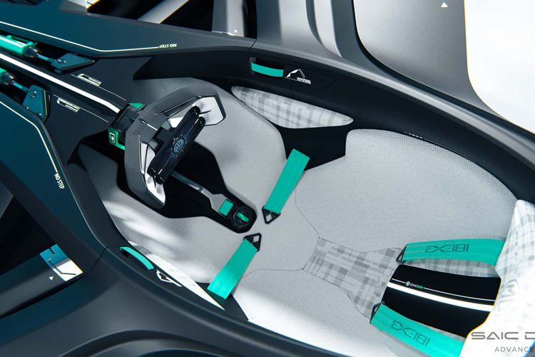 Mẫu xe được thiết kế với duy nhất một chỗ ngồi cùng dây đai an toàn đa điểm, vô lăng có thiết kế xe đua thể thao.