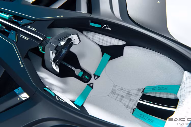 Mẫu xe được thiết kế với duy nhất một chỗ ngồi cùng dây đai an toàn đa điểm, vô lăng có thiết kế xe đua thể thao.