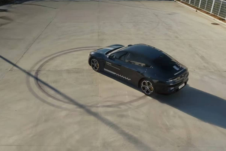 Hãng cũng đã cho phát hành loạt video minh họa, phần nào cho thấy trước những gì mà nền tảng khung gầm ôtô điện thông minh Xiaomi có thể đem lại cho sản phẩm khi vận hành thực tế. Trong số đó có những tính năng thú vị như xe “nhảy múa”, quay vòng tại chỗ và quay vòng theo hình chữ thập, vừa vui nhộn vừa thể hiện khả năng kiểm soát chuyển động của xe Xiaomi đã được nâng lên tầm cao mới.