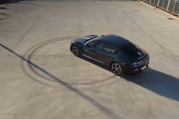 Hãng cũng đã cho phát hành loạt video minh họa, phần nào cho thấy trước những gì mà nền tảng khung gầm ôtô điện thông minh Xiaomi có thể đem lại cho sản phẩm khi vận hành thực tế. Trong số đó có những tính năng thú vị như xe “nhảy múa”, quay vòng tại chỗ và quay vòng theo hình chữ thập, vừa vui nhộn vừa thể hiện khả năng kiểm soát chuyển động của xe Xiaomi đã được nâng lên tầm cao mới.