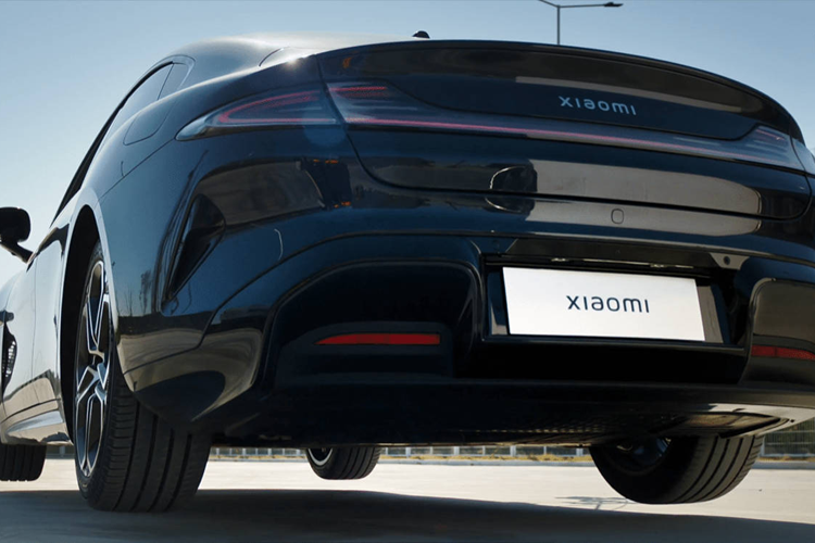 Xiaomi cho biết đã tích hợp khung gầm thông minh của mình vào hệ sinh thái của hãng, kết nối xe với các thiết bị thông minh trong nhà. Bằng cách liên tục tiến bộ trong lĩnh vực lái xe thông minh, cabin thông minh và kiến trúc điện tử, Xiaomi đang hướng tới mục đích mở rộng thêm các đổi mới đột phá trong lĩnh vực ôtô.