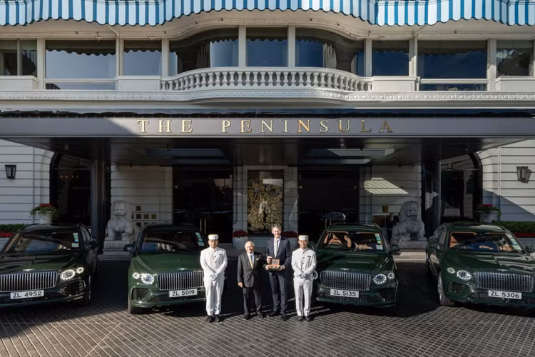 Sau khi 4 chiếc SUV Bentley Bentayga Hybrid mới được thiết kế riêng được bàn giao đến The Peninsula London vào đầu năm nay, khách sạn Peninsula đã quyết định tăng cường đội xe có tài xế của mình để bao gồm cả Bentayga trục cơ sở kéo dài, có khoang nội thất lớn hơn bất kỳ đối thủ hạng sang nào khác.