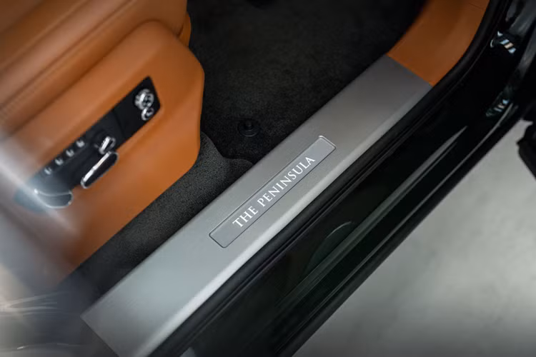 Những điểm nhấn cuối cùng của Mulliner bao gồm hộc đựng khăn cũ và hộp đựng khăn giấy được thiết kế riêng được lắp vào túi cửa sau, ổ cắm sạc USB bổ sung ở khoang sau, tấm bảng kim loại 70mm ở tay vịn phía sau, bàn dã ngoại, tựa lưng ghế trước và trần xe, và bệ bước chân có đèn chiếu sáng “THE PENINSULA” được thiết kế riêng.