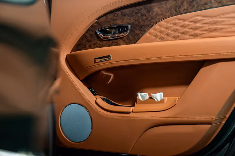 Biểu tượng Bentley thêu được thêm vào cả bốn ghế ngồi và xe có đèn chiếu sáng theo tâm trạng và hệ thống giải trí đầy tiện nghi cho hàng ghế sau, từ đây cho phép hành khách ở khoang sau làm việc, duyệt internet hoặc phát trực tuyến nội dung khi đang di chuyển.