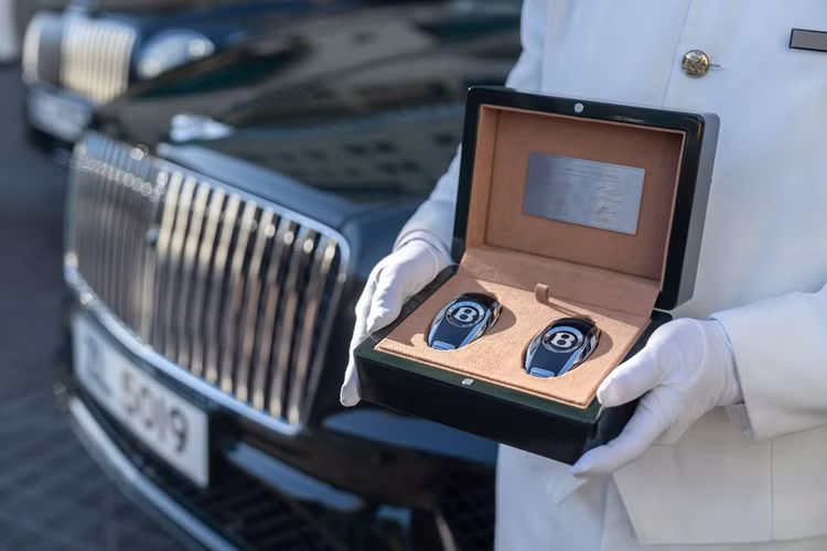 Tiến sĩ Frank-Steffen Walliser, Chủ tịch kiêm Tổng giám đốc điều hành của Bentley Motors cho biết: “Thay mặt cho Bentley Motors, chúng tôi rất vui khi được bàn giao 4 chiếc Bentayga tuyệt đẹp được thiết kế riêng này đến Ngài Michael Kadoorie và The Peninsula Hong Kong.