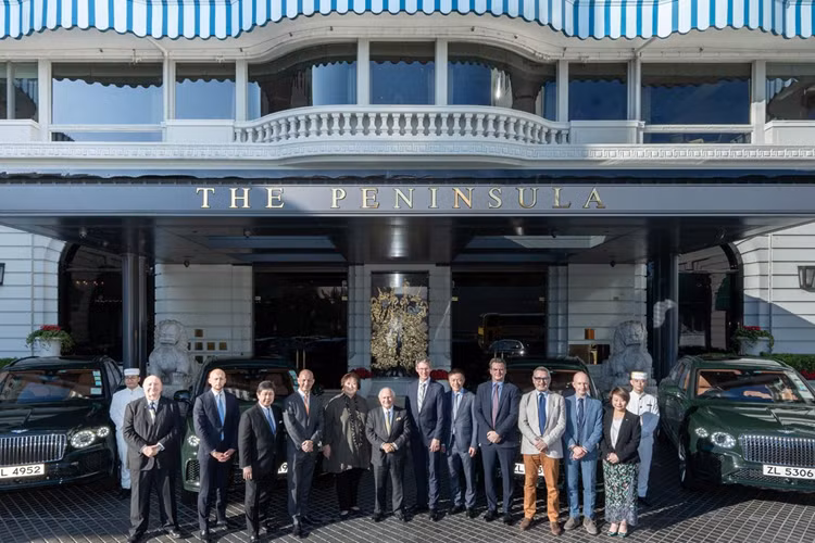 Đội ngũ nghệ nhân tại Dream Factory của chúng tôi ở Crewe, Anh, những người đã chế tác thủ công và cá nhân hóa từng chiếc xe này, rất tự hào về thành quả cuối cùng và chúng tôi rất vui mừng khi The Peninsula Hotels tiếp tục đưa Bentley vào đội xe đưa đón cao cấp của mình.”