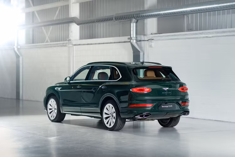 Tông màu tối được bù đắp bằng đường kẻ hai mảnh với tông màu vàng Honey, với hai đường kẻ chạy dọc theo thân xe Bentayga EWB. Cửa trước sau đó có biểu tượng The Hong Kong and Shanghai Hotels, Limited, công ty mẹ của The Peninsula Hong Kong và là chủ sở hữu kiêm nhà điều hành của chuỗi các khách sạn thuộc thương hiệu The Peninsula.