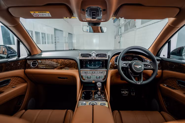 Phần lớn khoang nội thất của xe đã được bọc da Saddle với da Beluga tương phản được sử dụng trên thanh chắn cửa, trên cùng của bảng điều khiển và cho vô lăng.