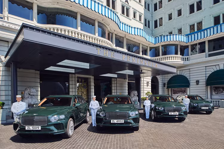 Bentley Motors vừa qua đã bàn giao 4 chiếc SUV Bentley Bentayga EWB Azure siêu sang được cá nhân hóa cho khách sạn The Peninsula Hong Kong, Flagship của The Peninsula Hotels khai trương vào năm 1928.