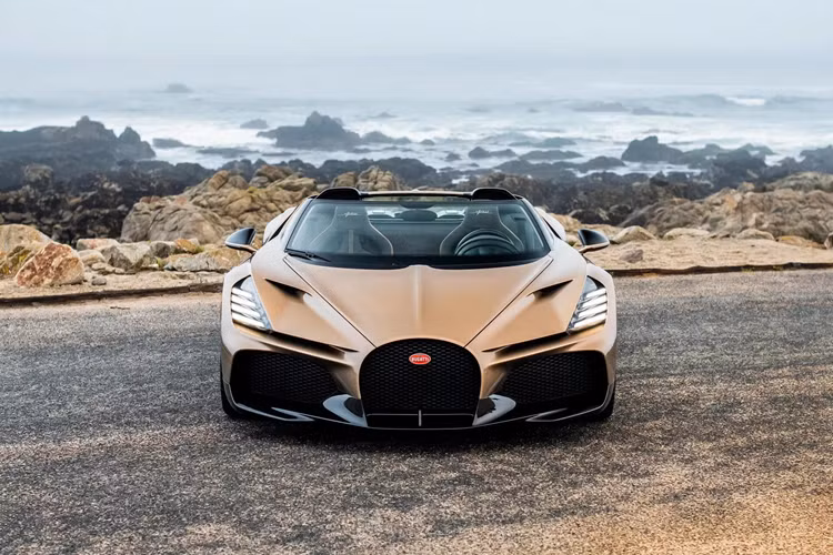 Bugatti đã xác nhận họ sẽ sản xuất đúng 99 chiếc W16 Mistral và hứa hẹn rằng chiếc xe này sẽ mang đến cho những người chủ sở hữu nhiều điều hơn so với việc “chỉ cắt bỏ phần mui của Chiron.”