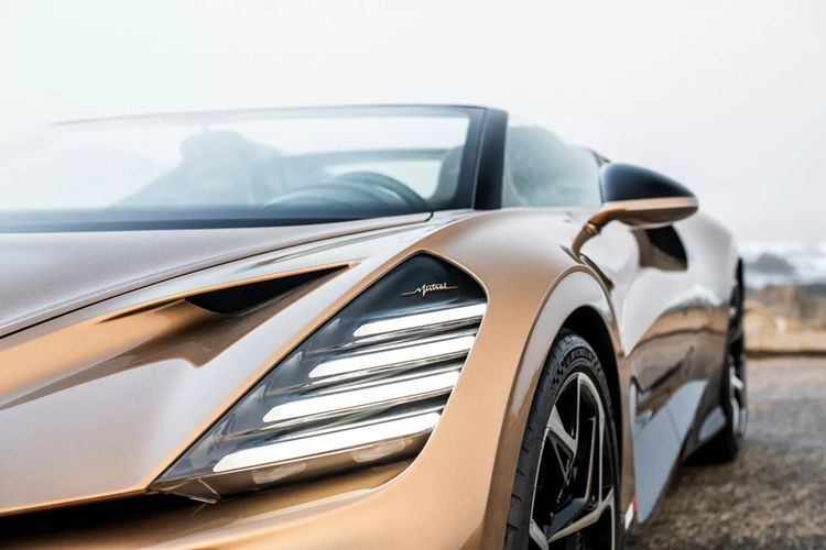 W16 Mistral cũng sẽ trở thành mẫu xe roadster mui trần đầu tiên của Bugatti kể từ Veyron Grand Sport Vitesse năm 2012 và còn là mẫu xe thể thao cuối cùng của hãng được trang bị động cơ W16 tăng áp kép 8.0 lít. Tên xe được đặt theo một cơn gió ở miền Nam nước Pháp, đây cũng là cái tên trên mẫu xe từng được Maserati sản xuất trong khoảng thời gian từ 1963-1970.