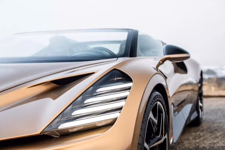 W16 Mistral cũng sẽ trở thành mẫu xe roadster mui trần đầu tiên của Bugatti kể từ Veyron Grand Sport Vitesse năm 2012 và còn là mẫu xe thể thao cuối cùng của hãng được trang bị động cơ W16 tăng áp kép 8.0 lít. Tên xe được đặt theo một cơn gió ở miền Nam nước Pháp, đây cũng là cái tên trên mẫu xe từng được Maserati sản xuất trong khoảng thời gian từ 1963-1970.