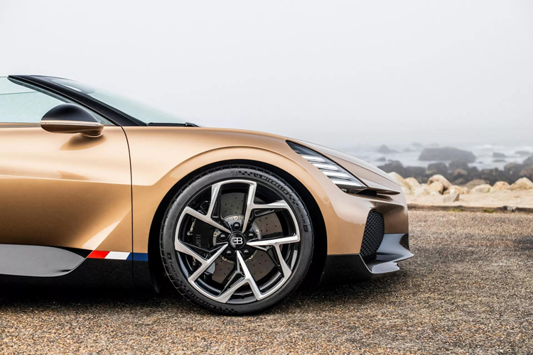 Bugatti không đưa nguyên cấu trúc xe từ bản concept sang đến bản thương mại. Hãng đã phải thiết kế lại khung xe liền khối bằng sợi carbon và thay đổi hình dạng để tạo ra kiểu dáng tròn trịa mới đồng thời đảm bảo chiếc xe vượt qua các quy định về an toàn khi va chạm.