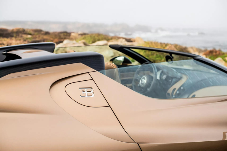 Các cửa xe cũng được gia cố để hấp thụ phần lớn lực tác động khi bị va chạm từ hai bên hông. Thiết kế của Bugatti W16 Mistral mang đậm dấu ấn lịch sử với nguồn cảm hứng từ mẫu Type 57 Roadster Grand Raid 1934 và concept Veyron Barchetta 2008.