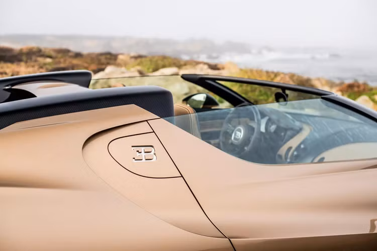 Các cửa xe cũng được gia cố để hấp thụ phần lớn lực tác động khi bị va chạm từ hai bên hông. Thiết kế của Bugatti W16 Mistral mang đậm dấu ấn lịch sử với nguồn cảm hứng từ mẫu Type 57 Roadster Grand Raid 1934 và concept Veyron Barchetta 2008.