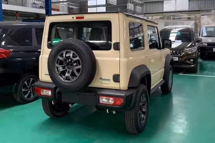 So với phiên bản cũ, xe đời 2024 đắt hơn 99.000 Yên (khoảng 16 triệu đồng). Theo hãng Suzuki, sở dĩ giá của dòng SUV cỡ nhỏ được mệnh danh "tiểu Mercedes-Benz G-Class" tăng lên là do chi phí nguyên vật liệu và xuất nhập khẩu leo thang.