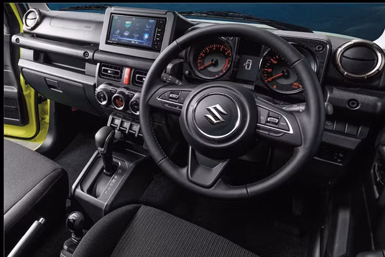 Được trưng bày tại Việt Nam từ năm 2023 nhưng Suzuki Jimny đến nay vẫn chưa chính thức ra mắt thị trường trong nước. Dự kiến, phải đến tháng 3/2024, Suzuki Việt Nam mới giới thiệu mẫu SUV cỡ nhỏ này.