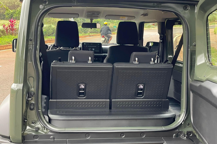 Động cơ đồng hành với hộp số tự động 4 cấp và hệ dẫn động 4 bánh. Đây cũng là động cơ hiện đang được dùng cho Suzuki XL7 ở Việt Nam. Điểm sáng của Suzuki Jimny nằm ở khả năng off-road nhờ được trang bị khung gầm rời đúng nghĩa SUV.