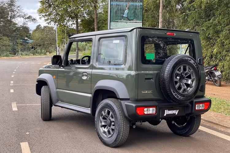 Bên trong Suzuki Jimny 2024 là không gian nội thất chỉ có 4 chỗ ngồi với ghế bọc nỉ, vô lăng tích hợp phím chức năng, màn hình đa thông tin đơn sắc trong đồng hồ analog, màn hình cảm ứng trung tâm 7 inch, hỗ trợ Apple CarPlay/Android Auto, điều hòa tự động 1 vùng, hệ thống AM/FM/Radio/MP3/WMA, khe thẻ nhớ SD, kết nối Bluetooth, cổng USB và 2 loa.