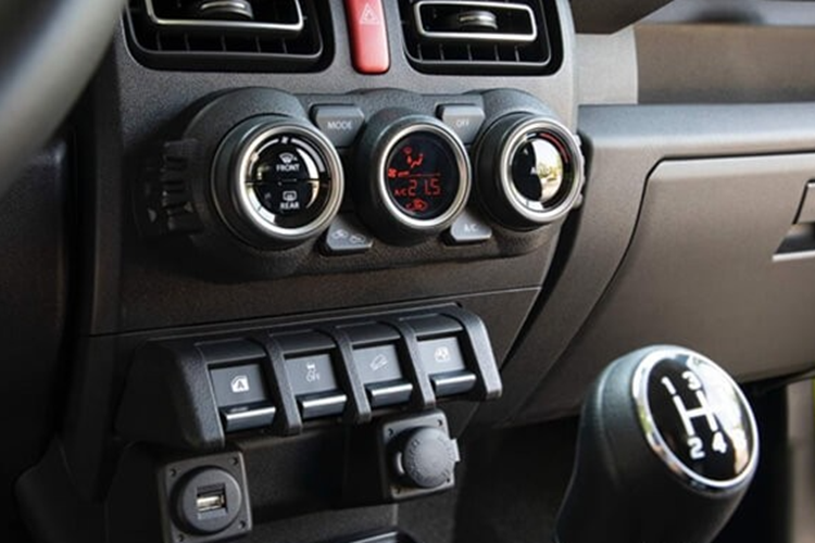 Thuộc phiên bản 3 cửa, Suzuki Jimny tại Việt Nam sở hữu kích thước dài x rộng x cao lần lượt 3.645 x 1.645 x 1.720 mm và chiều dài cơ sở 2.250 mm. Ngoài kích thước nhỏ, mẫu xe này còn có trang bị khá cơ bản như đèn pha LED tự động bật/tắt, đèn sương mù, đèn hậu LED, vành hợp kim 15 inch, lốp 195/80R15 và lốp dự phòng nằm giữa cửa cốp.