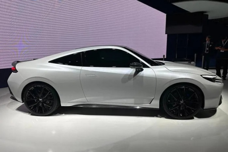 Chưa hết, Honda Prelude 2026 còn có chế độ lái GT, bên cạnh Comfort, Sport và Individual. Lẫy gạt chọn chế độ lái được đặt ở cụm điều khiển trung tâm, bên dưới nút S+ Shift. Nút S+ Shift này sẽ giả lập cảm giác sang số tương tựu N e-shift của Hyundai Ioniq 5 N. Tổng cộng, xe sẽ có 8 cấp số ảo với vòng tua máy tối đa 6.000 vòng/phút.