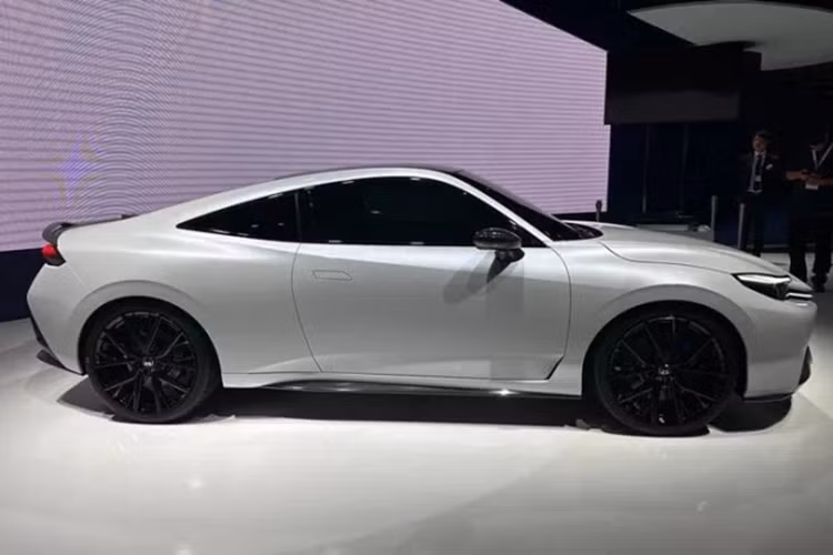 Chưa hết, Honda Prelude 2026 còn có chế độ lái GT, bên cạnh Comfort, Sport và Individual. Lẫy gạt chọn chế độ lái được đặt ở cụm điều khiển trung tâm, bên dưới nút S+ Shift. Nút S+ Shift này sẽ giả lập cảm giác sang số tương tựu N e-shift của Hyundai Ioniq 5 N. Tổng cộng, xe sẽ có 8 cấp số ảo với vòng tua máy tối đa 6.000 vòng/phút.