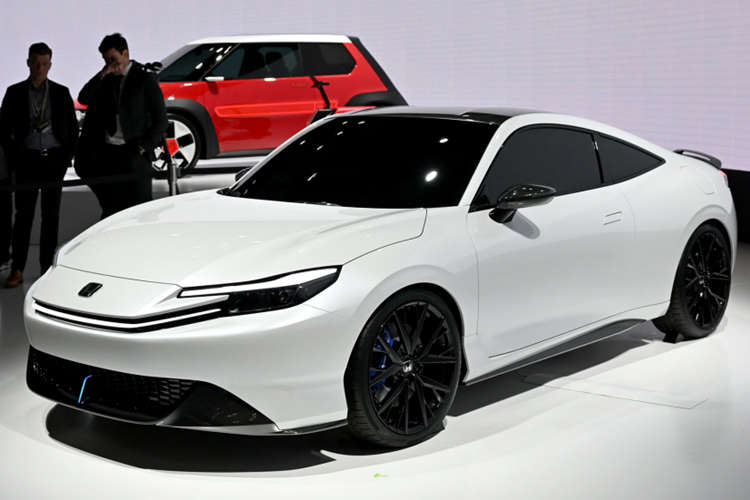 Bên trong xe, Honda Prelude 2026 được trang bị nội thất 2 hàng ghế với 5 chỗ ngồi. Tuy nhiên, hàng ghế sau của xe khá chật hẹp. Xe có ghế trước thể thao bọc da, bảng đồng hồ kỹ thuật số, màn hình thông tin giải trí đặt nổi trên mặt táp-lô, phanh tay điện tử và các nút bấm chuyển số điện tử.