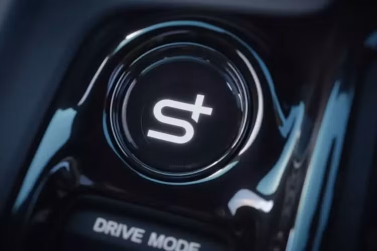 "Trái tim" của Honda Prelude 2026 là hệ truyền động hybrid e:HEV với 2 mô-tơ điện. Hiện hãng Honda đang cân nhắc việc dùng động cơ xăng 1.5L hoặc 2.0L cho mẫu xe này. Công nghệ e:HEV của mẫu xe này vẫn như trước đây, sử dụng động cơ xăng như máy phát điện và không kết nối cơ học với bánh xe.