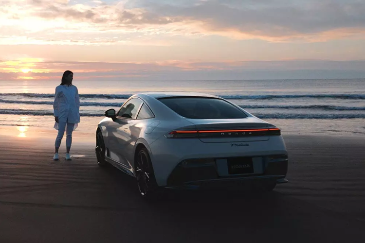 Những hình ảnh chính thức đầu tiên của Honda Prelude 2026 bản cuope do hãng tung ra đã chứng tỏ điều đó. Đây không phải là mẫu xe đầu tiên của Honda được gọi bằng cái tên Prelude. Trước đó, hãng Honda từng bán mẫu xe này từ năm 1978 - 2001.