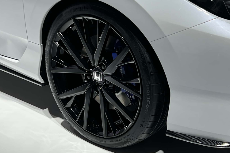 Thêm vào đó là phần nóc dốc dần về phía sau, nối mượt mà với đuôi xe. Nếu như đầu xe của Honda Prelude giống Toyota thì khu vực phía sau lại khiến người ta nghĩ ngay tới Porsche 911 và Hyundai Ioniq 6. Xe được trang bị đèn hậu LED nối liền hai bên, cánh gió đuôi, cản sau màu đen và bộ khuếch tán gió thể thao.