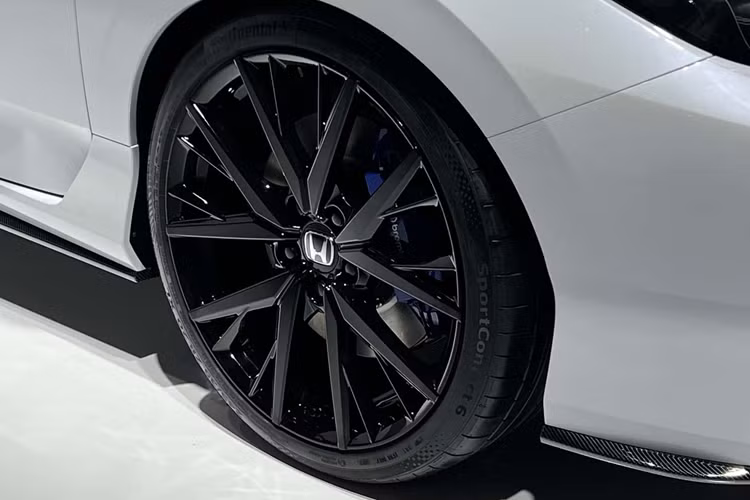 Thêm vào đó là phần nóc dốc dần về phía sau, nối mượt mà với đuôi xe. Nếu như đầu xe của Honda Prelude giống Toyota thì khu vực phía sau lại khiến người ta nghĩ ngay tới Porsche 911 và Hyundai Ioniq 6. Xe được trang bị đèn hậu LED nối liền hai bên, cánh gió đuôi, cản sau màu đen và bộ khuếch tán gió thể thao.