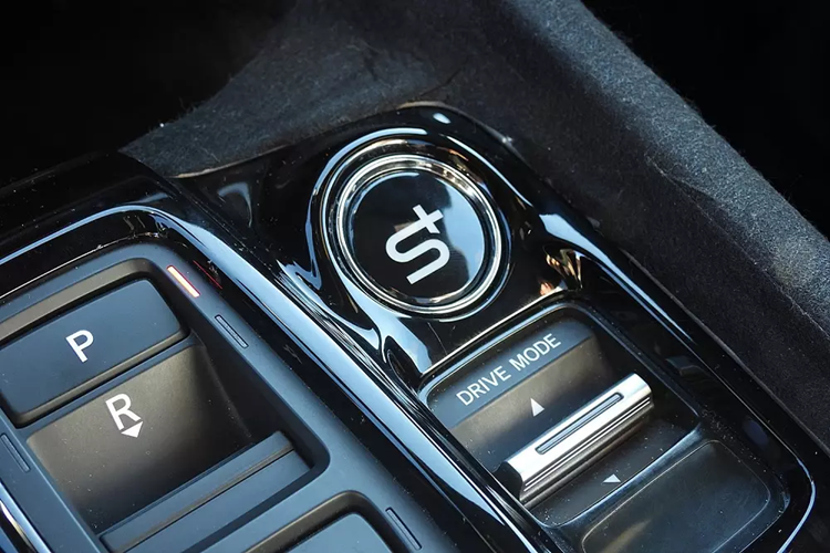 Điều này khiến xe sẽ không có tùy chọn hộp số sàn. Về mặt thiết kế, Honda Prelude 2026 không khác biệt nhiều so với phiên bản concept. Xe cũng được trang bị cặp đèn pha sắc sảo, tích hợp dải đèn LED định vị ban ngày hình chữ "L". Ngoài ra, hãng Honda còn trang bị thêm dải đèn nằm vắt ngang đầu xe.