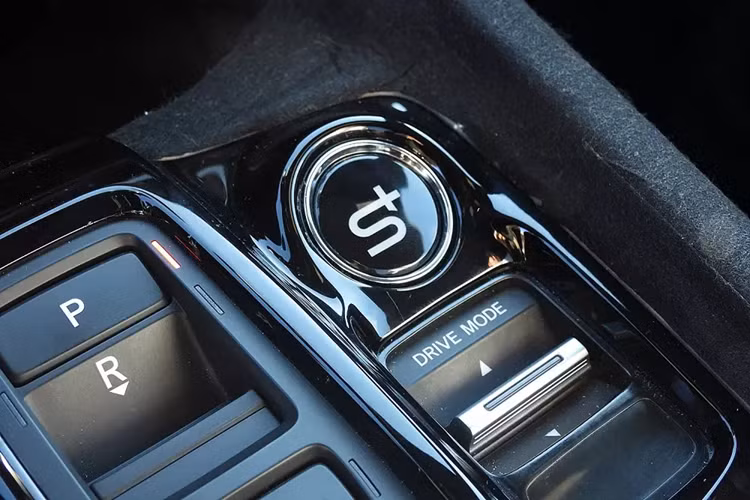 Điều này khiến xe sẽ không có tùy chọn hộp số sàn. Về mặt thiết kế, Honda Prelude 2026 không khác biệt nhiều so với phiên bản concept. Xe cũng được trang bị cặp đèn pha sắc sảo, tích hợp dải đèn LED định vị ban ngày hình chữ "L". Ngoài ra, hãng Honda còn trang bị thêm dải đèn nằm vắt ngang đầu xe.