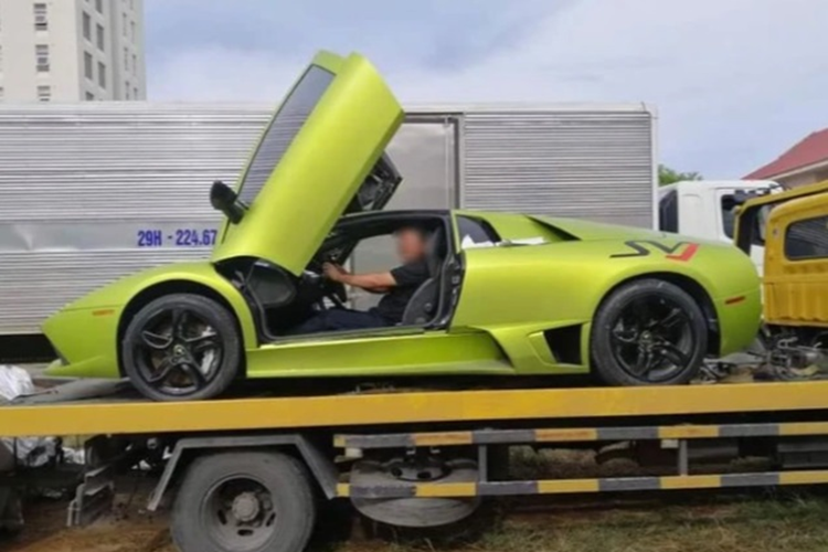 Từ đó đến nay, chiếc Lamborghini Murcielago bị bỏ xó này vẫn nằm “phơi nắng, phơi sương" không được bảo quản. Theo hình ảnh được chia sẻ có thể thấy phần ngoại thất của xe đã bị hư hại nhiều. Lớp decal xanh lá đã bị bong tróc tại nhiều chỗ, lộ rõ màu sơn đen nguyên bản. Logo và 4 bánh xe bị tháo mất. Phần kính gió trước của xe cũng bị vỡ.