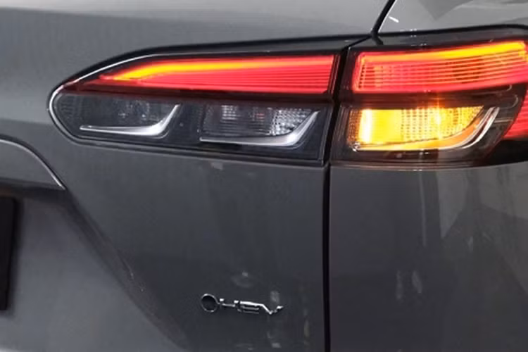 Trong khi đó, bản 1.8 HEV được trang bị hệ truyền động hybrid, bao gồm động cơ xăng 4 xi-lanh, dung tích 1.8L, cho công suất tối đa 97 mã lực và mô-men xoắn cực đại 142 Nm.