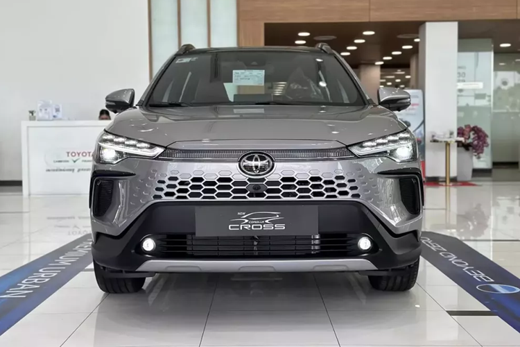 Tuy vậy, Toyota Corolla Cross 2024 đã nhanh chóng có hiện tượng "bán bia kèm lạc" tại đại lý. Những chiếc Toyota Corolla Cross 2024 hiện vẫn chưa về đại lý tại Việt Nam. Do đó, khách hàng hiện chỉ có thể đặt cọc và chờ giao xe.