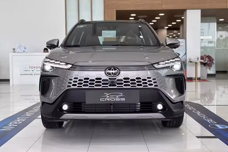 Tuy vậy, Toyota Corolla Cross 2024 đã nhanh chóng có hiện tượng "bán bia kèm lạc" tại đại lý. Những chiếc Toyota Corolla Cross 2024 hiện vẫn chưa về đại lý tại Việt Nam. Do đó, khách hàng hiện chỉ có thể đặt cọc và chờ giao xe.