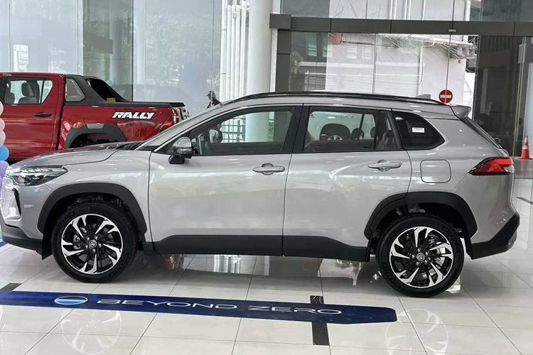 Để nhận xe sớm, khách hàng được đại lý gợi ý mua Toyota Corolla Cross 2024 kèm lạc là thêm gói phụ kiện trị giá từ 20 - 25 triệu đồng, tùy từng nơi. Gói phụ kiện cũng thay đổi theo từng đại lý, có thể bao gồm phim cách nhiệt, lót sàn, camera hành trình, sáp thơm, dây treo trang trí, bọc vô lăng hoặc bơm lốp chính hãng.
