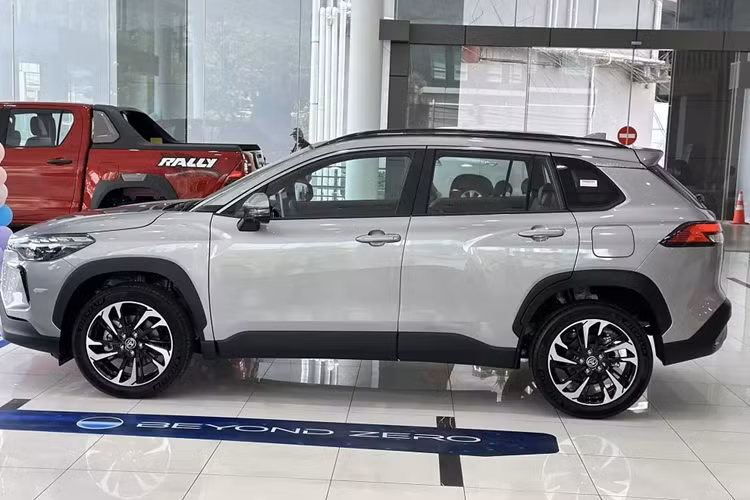 Để nhận xe sớm, khách hàng được đại lý gợi ý mua Toyota Corolla Cross 2024 kèm lạc là thêm gói phụ kiện trị giá từ 20 - 25 triệu đồng, tùy từng nơi. Gói phụ kiện cũng thay đổi theo từng đại lý, có thể bao gồm phim cách nhiệt, lót sàn, camera hành trình, sáp thơm, dây treo trang trí, bọc vô lăng hoặc bơm lốp chính hãng.