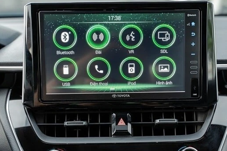 Bên trong xe, Toyota Corolla Cross 2024 có thêm những trang bị tiện ích như phanh tay điện tử và tự động giữ phanh tạm thời tiêu chuẩn. Bản 1.8 HEV cao cấp nhất sẽ được trang bị bảng đồng hồ kỹ thuật số 12,3 inch, màn hình thông tin giải trí 10 inch, hỗ trợ phanh khi lùi và sạc điện thoại không dây.