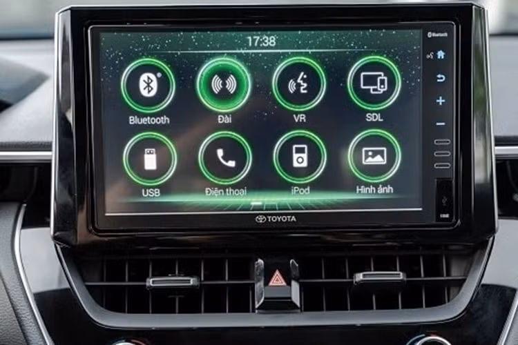 Bên trong xe, Toyota Corolla Cross 2024 có thêm những trang bị tiện ích như phanh tay điện tử và tự động giữ phanh tạm thời tiêu chuẩn. Bản 1.8 HEV cao cấp nhất sẽ được trang bị bảng đồng hồ kỹ thuật số 12,3 inch, màn hình thông tin giải trí 10 inch, hỗ trợ phanh khi lùi và sạc điện thoại không dây.