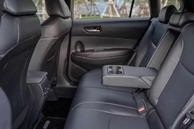 Trong khi đó, động cơ của mẫu SUV cỡ B này không có gì mới. Bản 1.8 Xăng sẽ dùng động cơ 4 xi-lanh, dung tích 1.8L, tạo ra công suất cực đại 140 mã lực và mô-men xoắn cực đại 172 Nm, kết hợp với hộp số biến thiên vô cấp CVT-i.