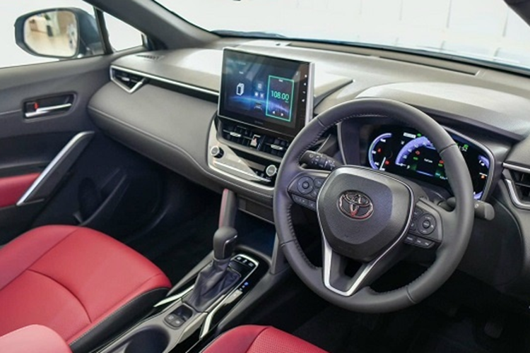 Tương tự xe ở thị trường Thái Lan, Toyota Corolla Cross 2024 tại Việt Nam cũng được cải tiến về mặt thiết kế ngoại thất và trang bị tiện nghi. Theo đó, xe có thêm lưới tản nhiệt với thiết kế dạng tổ ong hoàn toàn mới và cụm đèn pha LED tích hợp đèn báo rẽ dạng dòng chảy.